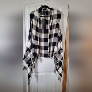Bellina Buffalo Plaid Sleeveless Wrap Poncho – Black White Fringe
